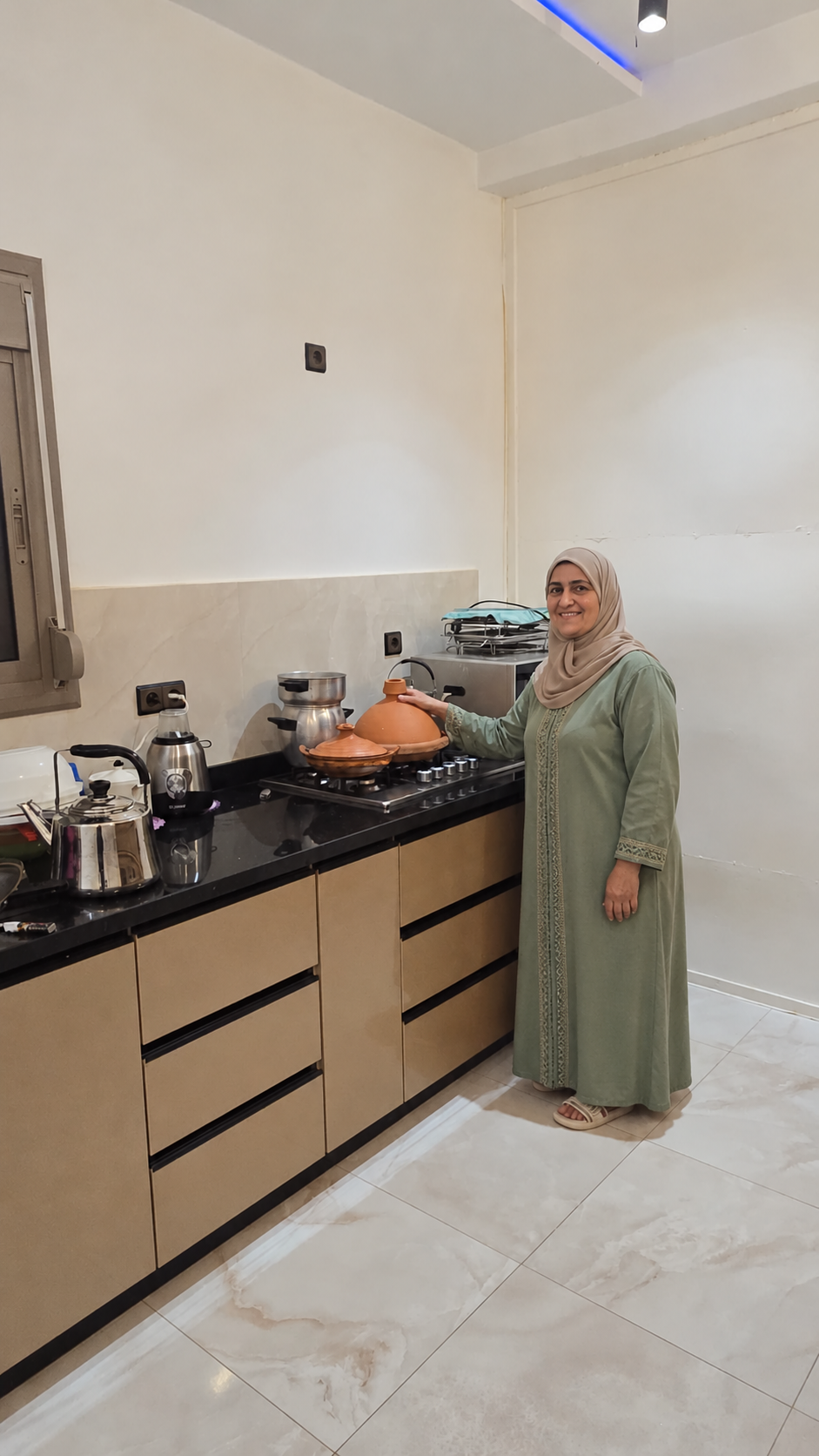 Femme dans une cuisine près d’un tajine