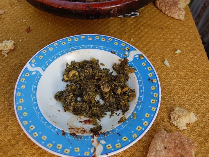 Petite portion de bakoula dans une assiette bleue et blanche.