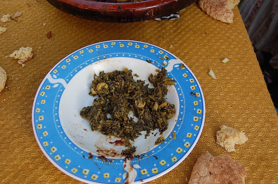 Petite portion de bakoula dans une assiette bleue et blanche.