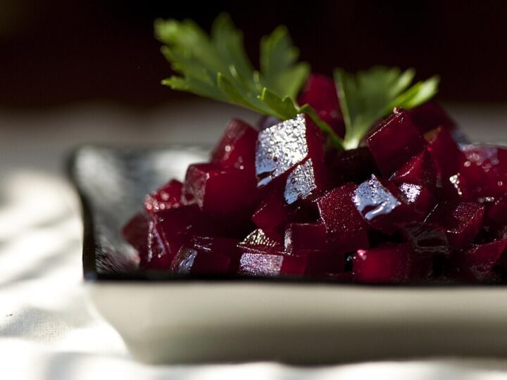 Dés de betterave en salade avec une garniture verte.