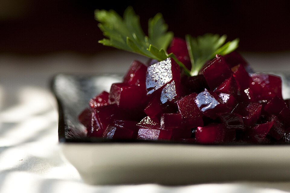 Dés de betterave en salade avec une garniture verte.