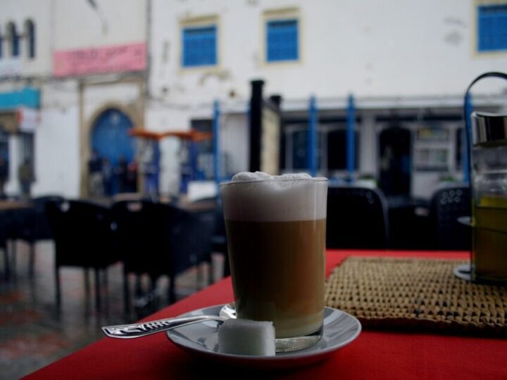 Café au lait dans un verre sur une table de café à Essaouira.