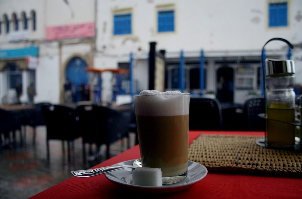 Café au lait dans un verre sur une table de café à Essaouira.