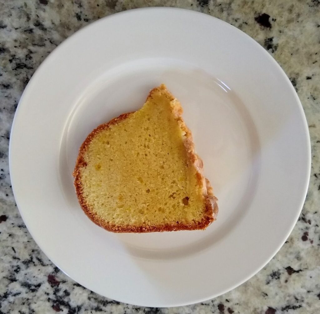 Tranche de cake au citron sur une assiette blanche