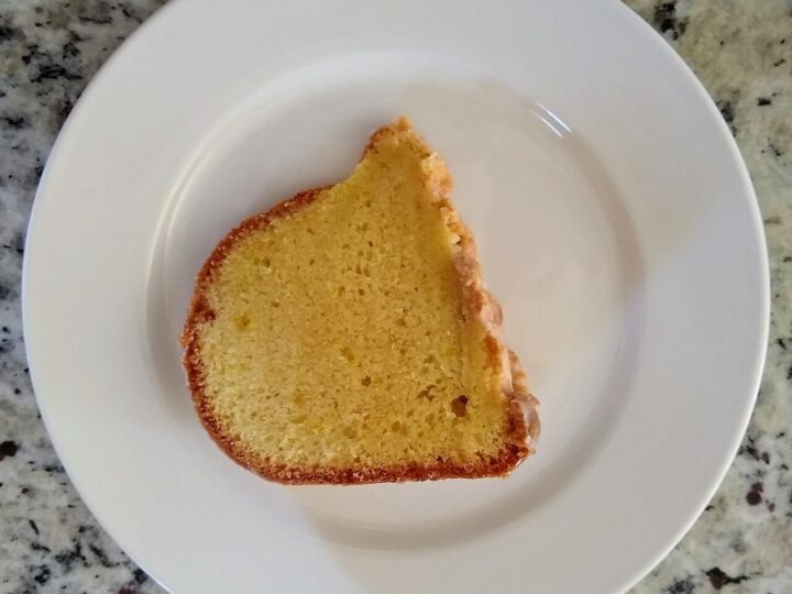 Tranche de cake au citron sur une assiette blanche