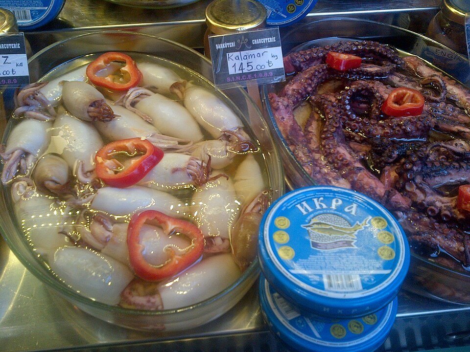 Petits calamars farcis présentés dans un plat de service.