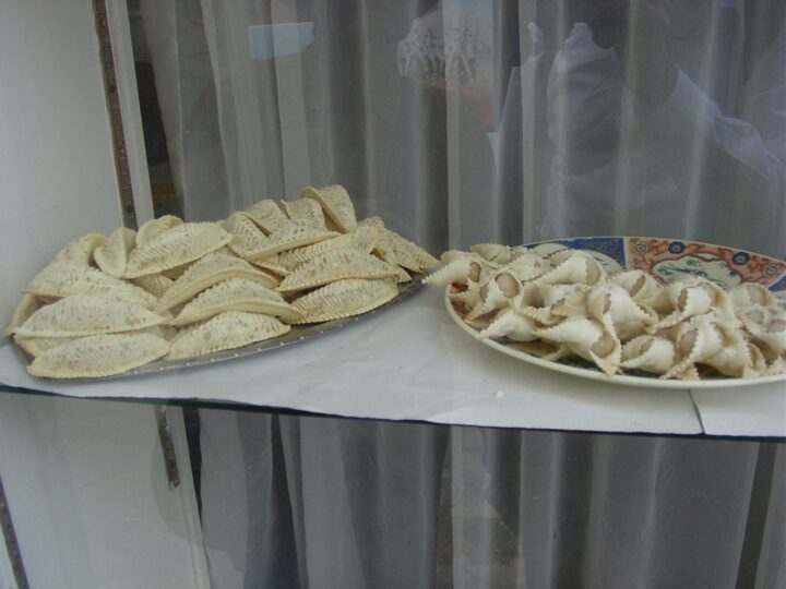 Cornes de gazelle présentées dans une vitrine de pâtisserie à Asilah