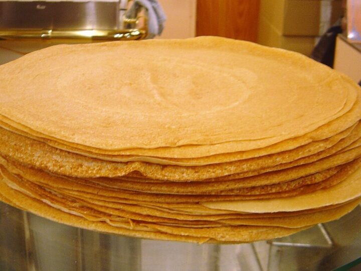 Pile de crêpes fines nature sur une assiette