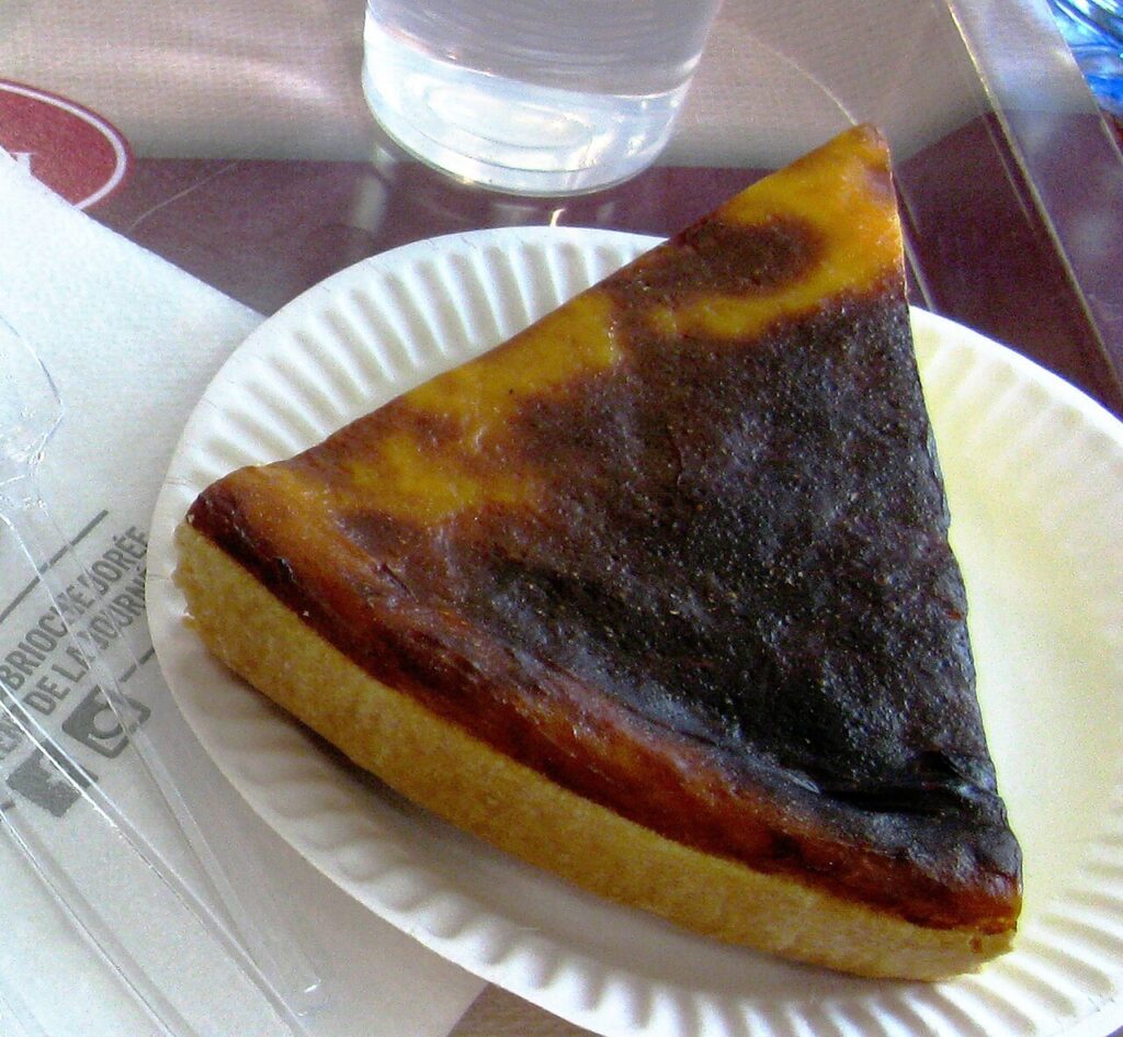 Part de flan pâtissier avec pâte, variante photographiée