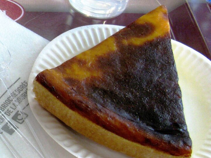 Part de flan pâtissier avec pâte, variante photographiée