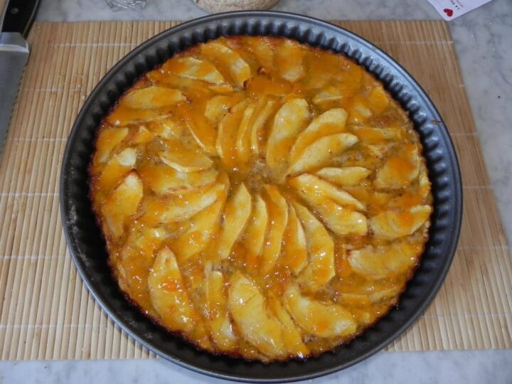 Gâteau aux pommes avec des lamelles visibles sur le dessus