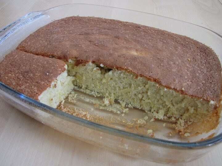 Gâteau au yaourt nature entamé dans un plat
