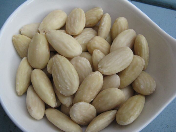 Amandes mondées dans un bol blanc