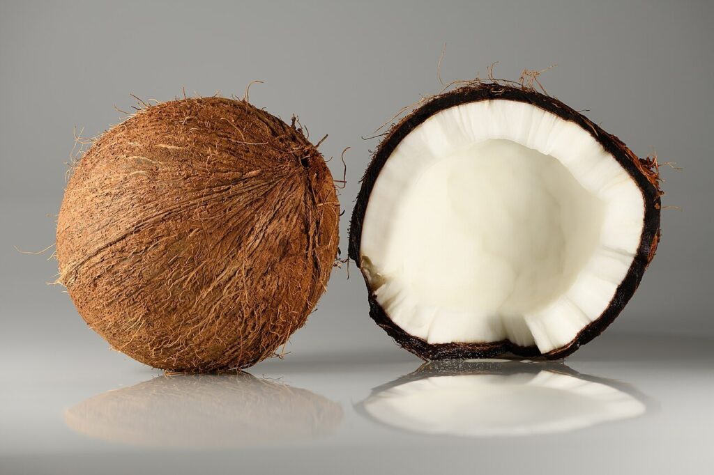 Une noix de coco entière et une noix de coco ouverte