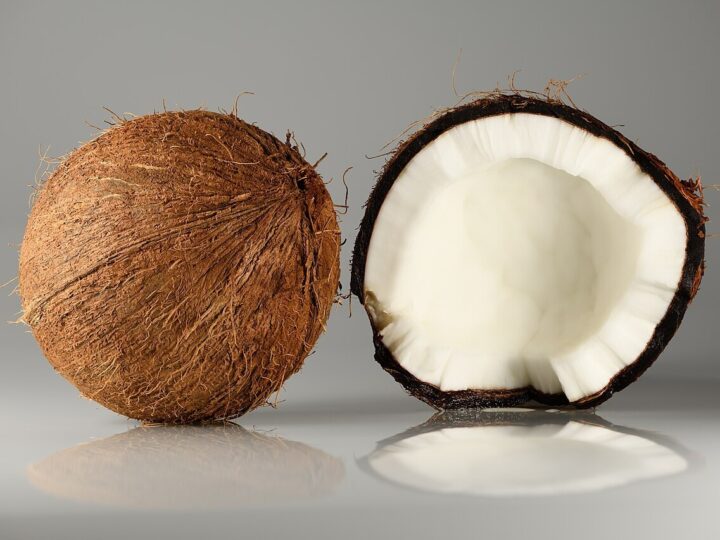 Une noix de coco entière et une noix de coco ouverte