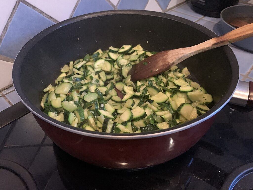 Courgettes en morceaux pendant leur cuisson à la poêle