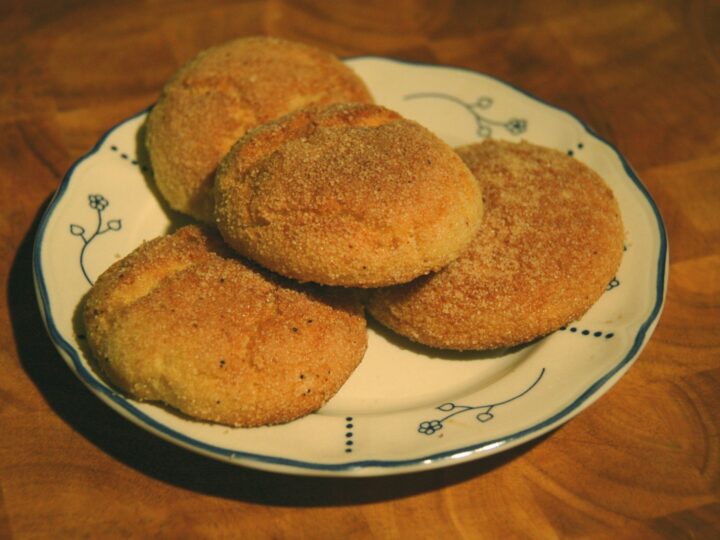 Petites galettes de semoule harcha dorées dans une assiette.