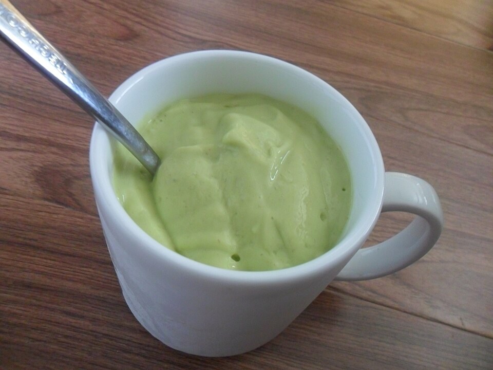Boisson épaisse à l’avocat dans une tasse, avec une cuillère.