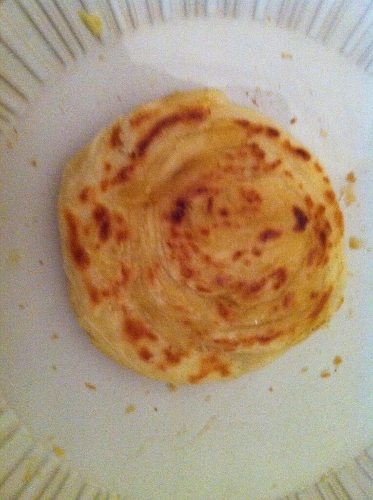 Un meloui rond et doré posé sur une assiette