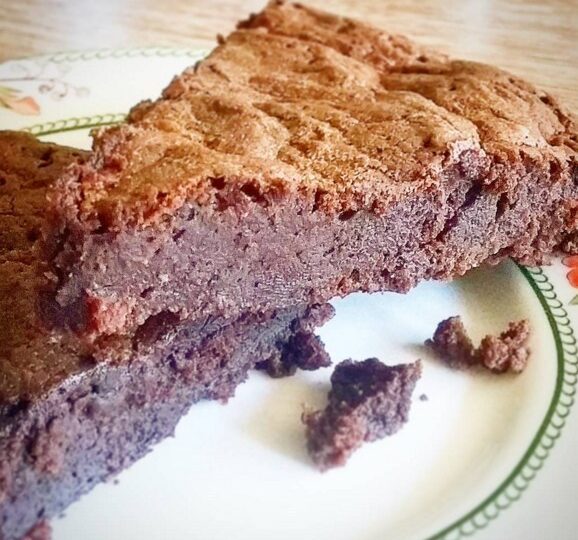 Part de gâteau au chocolat à la mie dense
