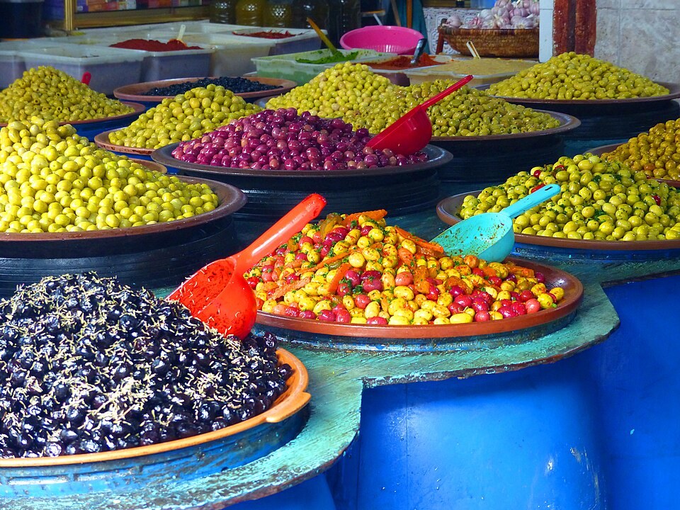 Étals d’un marché d’olives à Casablanca, avec différentes variétés et assaisonnements.