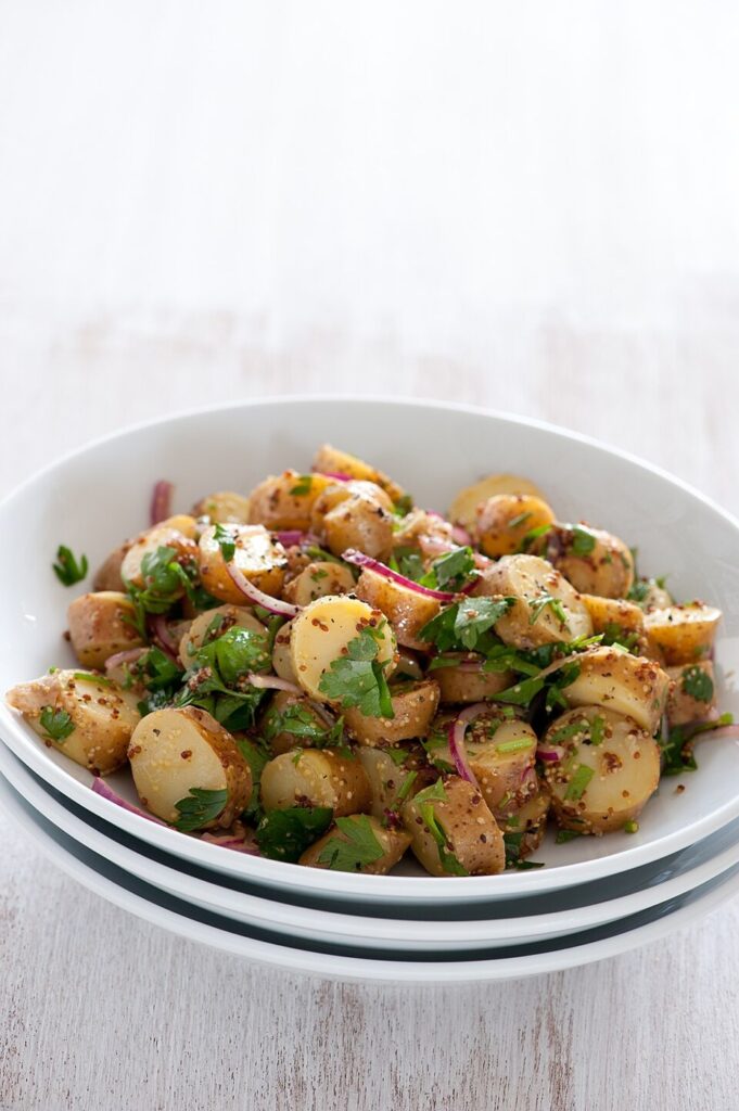 Salade de pommes de terre avec persil et assaisonnement aux graines.