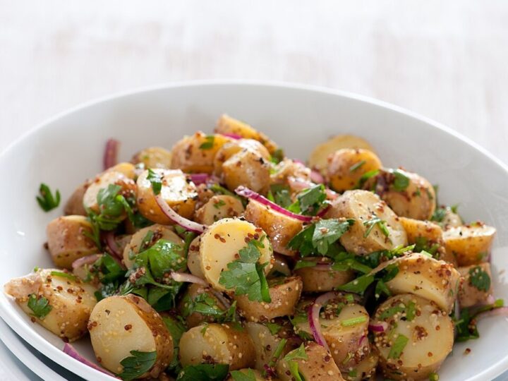 Salade de pommes de terre avec persil et assaisonnement aux graines.