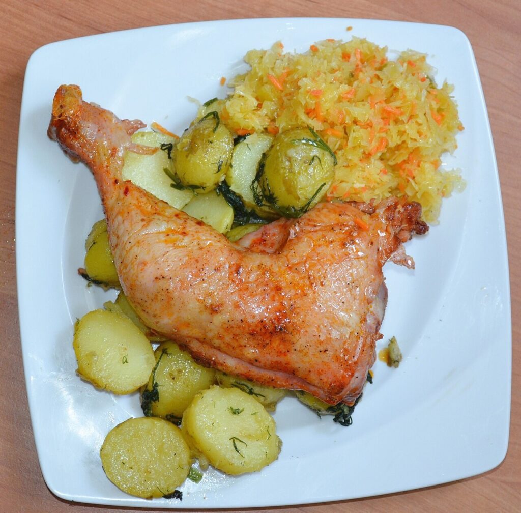 Cuisse de poulet rôtie avec pommes de terre et accompagnements