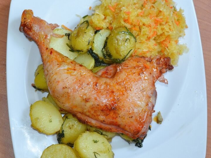 Cuisse de poulet rôtie avec pommes de terre et accompagnements