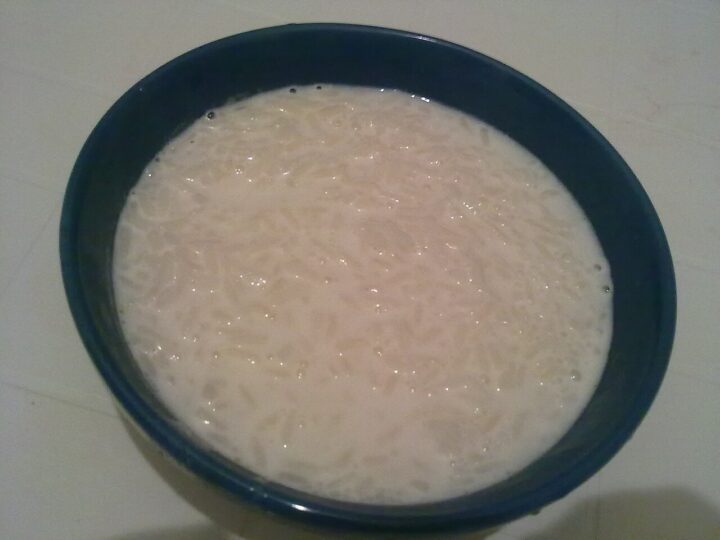 Riz au lait servi nature dans un bol