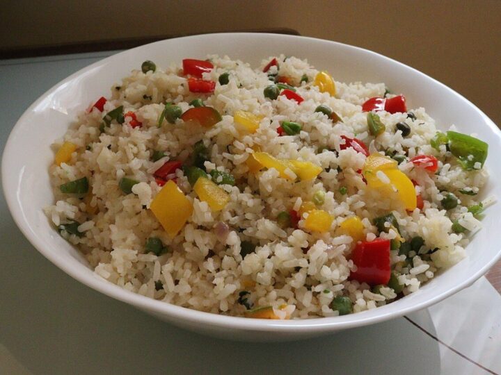 Riz blanc mélangé à des légumes colorés dans un bol