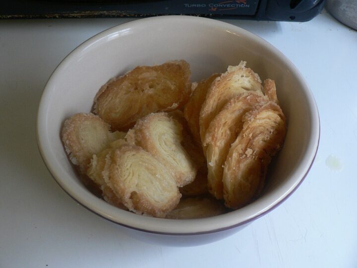 Biscuits au beurre de formes variées dans un bol