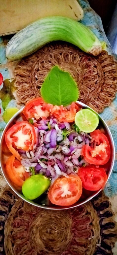 Salade de tomates, concombre et oignon, avec herbes et citron.