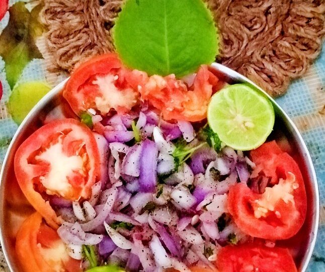 Salade de tomates, concombre et oignon, avec herbes et citron.