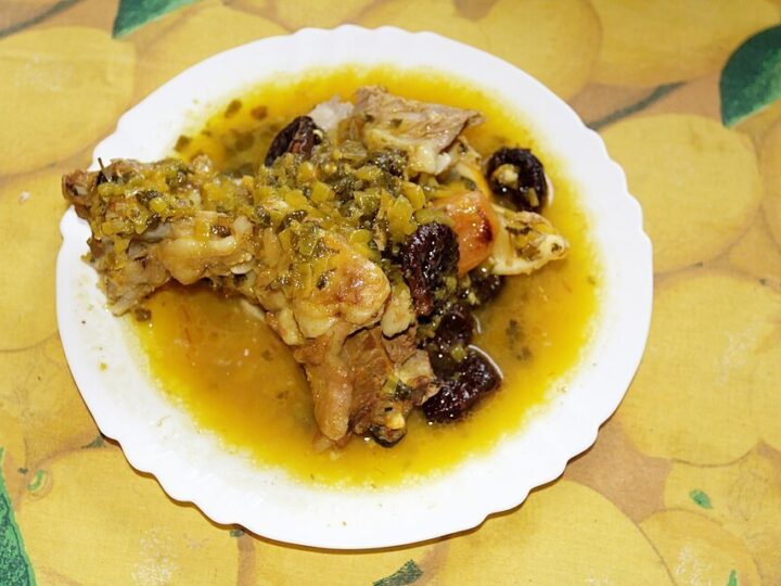 Assiette d’agneau marocain en sauce avec pruneaux et abricots.