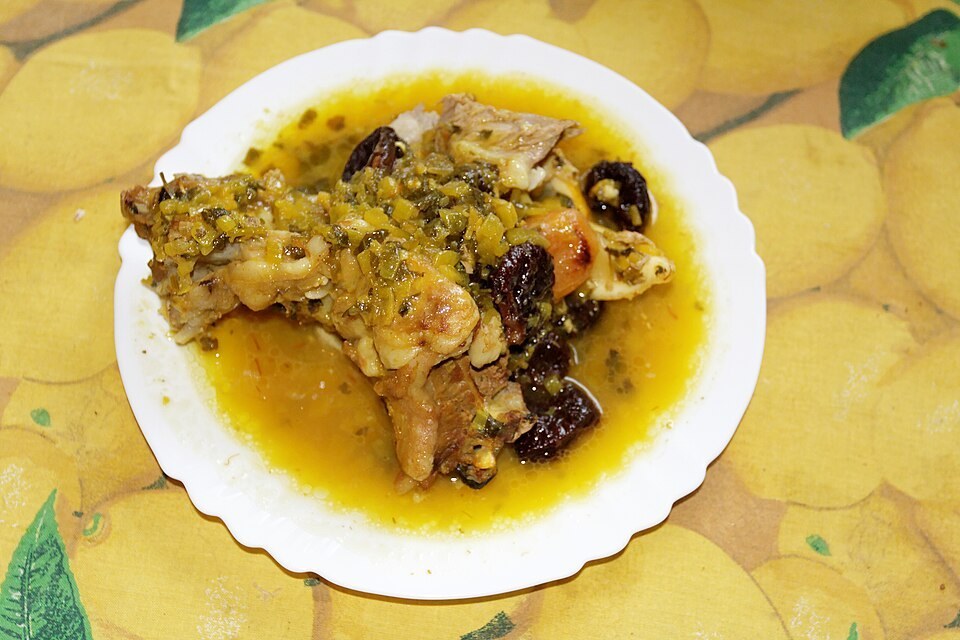 Assiette d’agneau marocain en sauce avec pruneaux et abricots.