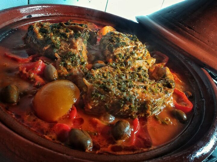 Tajine de poisson aux herbes, tomates, pommes de terre et olives.