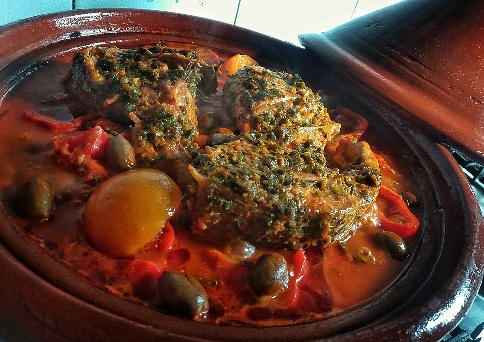 Tajine de poisson aux herbes, tomates, pommes de terre et olives.
