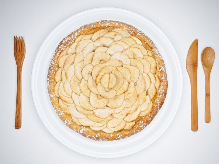 Tarte ronde garnie de lamelles de pomme disposées en rosace
