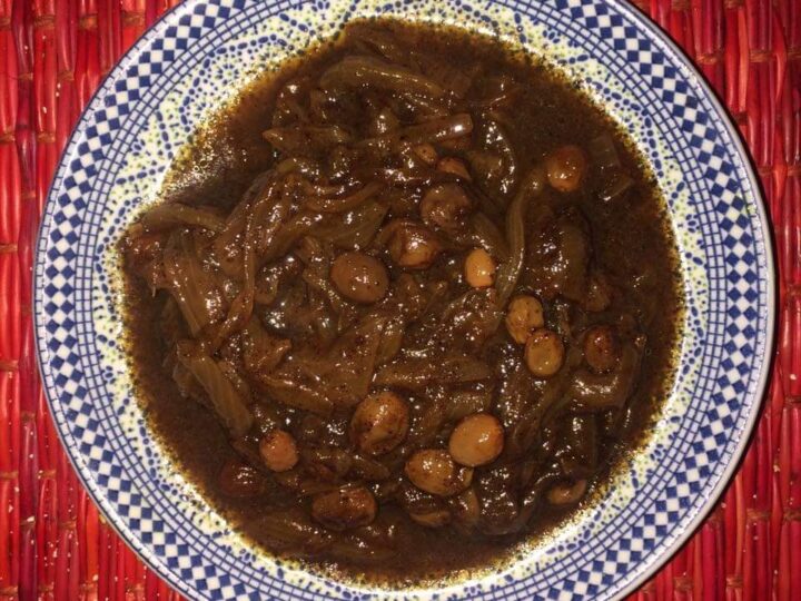 Plat de tfaya brune avec oignons fondants et raisins secs.