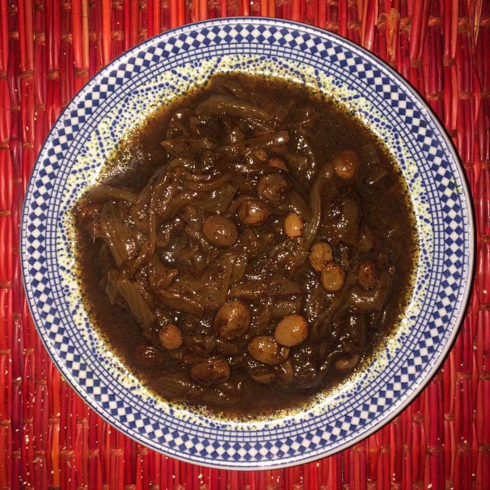 Plat de tfaya brune avec oignons fondants et raisins secs.