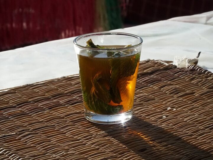 Verre de thé à la menthe servi à Marrakech.