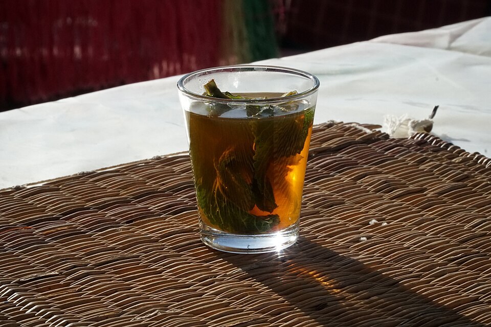 Verre de thé à la menthe servi à Marrakech.