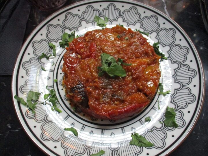 Zaalouk d’aubergines et de tomates servi dans une assiette.