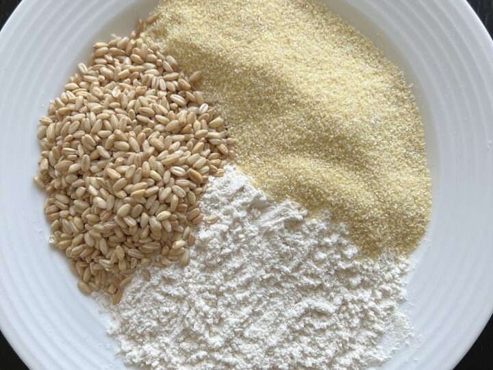 Assiette présentant des grains de blé, de la semoule et de la farine.