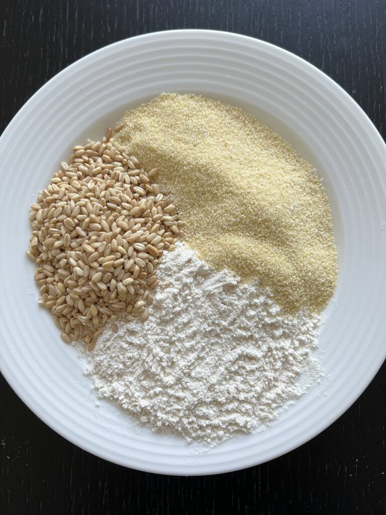 Assiette présentant des grains de blé, de la semoule et de la farine.