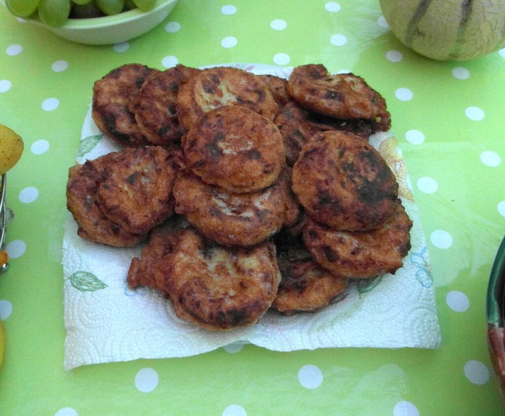 Galettes de maakouda dorées présentées dans une assiette.