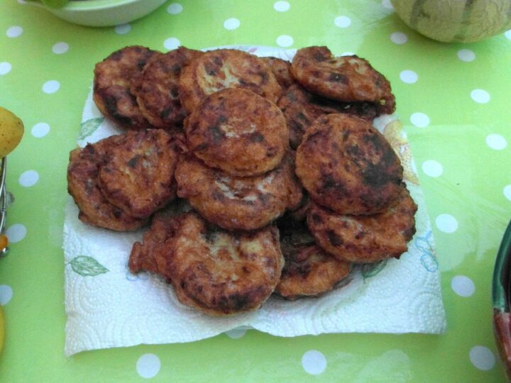 Galettes de maakouda dorées présentées dans une assiette.